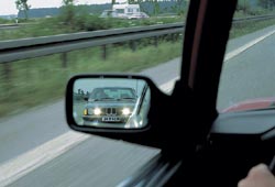 Si usted advierte por el espej