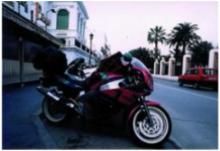 Con la motocicleta que se obse