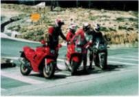 Un grupo de conductores de mot