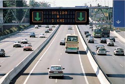 Un vehculo con un remolque li