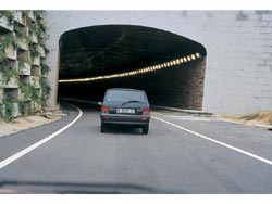 En los tneles y pasos inferio