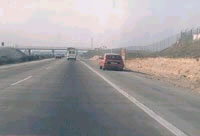 El conductor del vehculo rojo