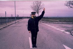 Un agente con el brazo levanta